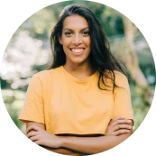 Portret van Lotte Meijer met gekruiste armen en een glimlach, gefotografeerd buiten.